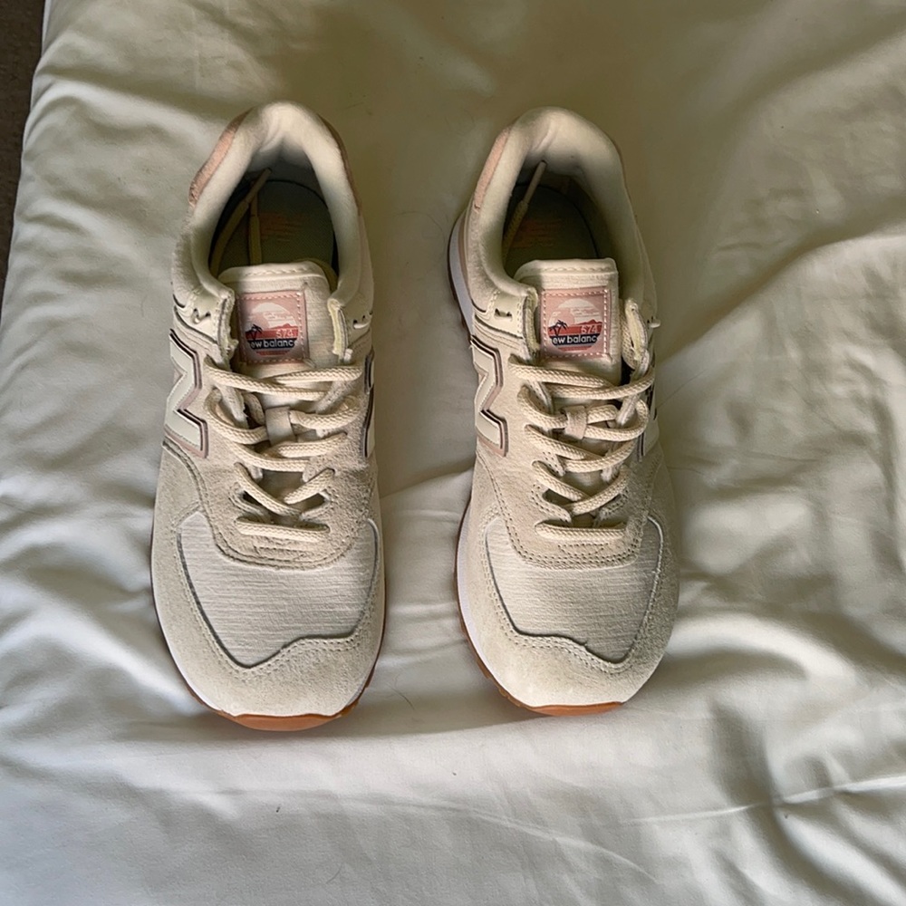 Brand new New Balance Women's 574 V2 Sneaker